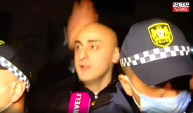 ვაზისუბანში სიტუაცია დაიძაბა - ნიკა მელიას კომენტარის დროს მოქალაქემ თავში ჩაარტყა