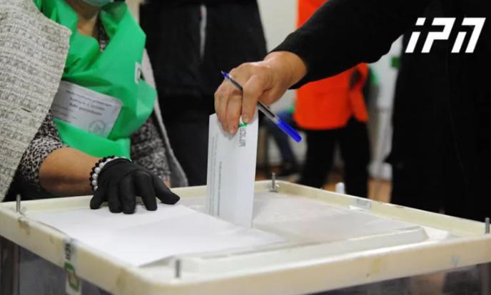 როგორია ამომრჩეველთა აქტივობა 12:00 საათის მდგომარეობით და თბილისის რომელ უბანშია ყველაზე დაბალი აქტიურობა?