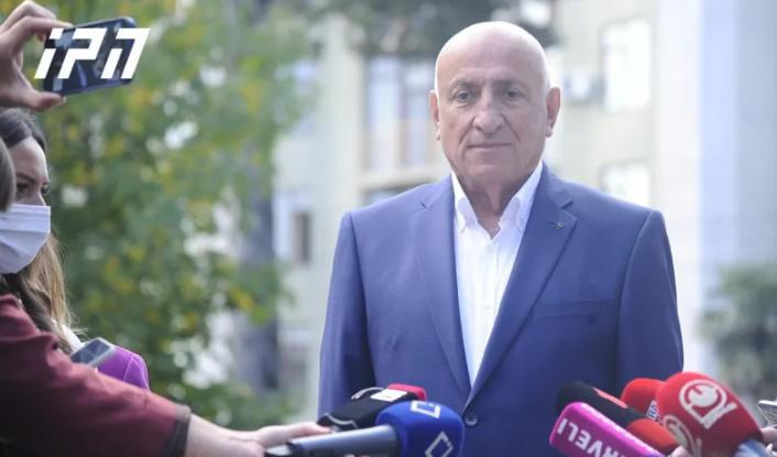 ანზორ მელიას ინფორმაციით, "ნაცმოძრაობის" ოფისთან მოშიმშილე რამდენიმე პირი მის კლინიკაში გულის შეტევით გადაიყვანეს