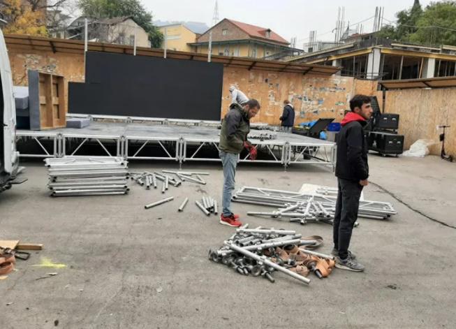 "ქართული ოცნების" ოფისთან სცენის მონტაჟი მიმდინარეობს