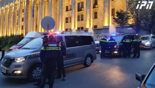 სამართალდამცველების მობილიზება პარლამენტთან - როგორია ვითარება ამ წუთებში ადგილზე