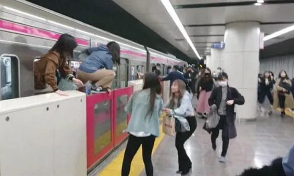 "ჯოკერის“ ფორმაში გამოწყობილმა მამაკაცმა ტოკიოში 17 ადამიანი დაჭრა