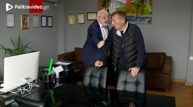 "გაეთრიე აქედან... გადაიღე თუ გინდა" - ფოთის ბაზრის დირექტორმა ოპოზიციის წარმომადგენელი საკუთარი კაბინეტიდან გააძევა და ფიზიკური შეურაცხყოფა მიაყენა (ვიდეო)