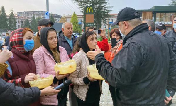 "არ შეგვიშვეს გუბერნიის შენობაში, რომ შეგვეტანა მათი სიმბოლო "ნახვაწა"...  მოუწევთ ღამისთევა და ჩვენი დევნა" -  ანა წითლიძე