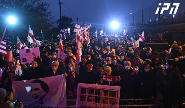 რა ვითარებაა რუსთავის ციხესთან, სადაც ოპოზიციის მიერ ორგანიზებული აქცია მიმდინარეობს