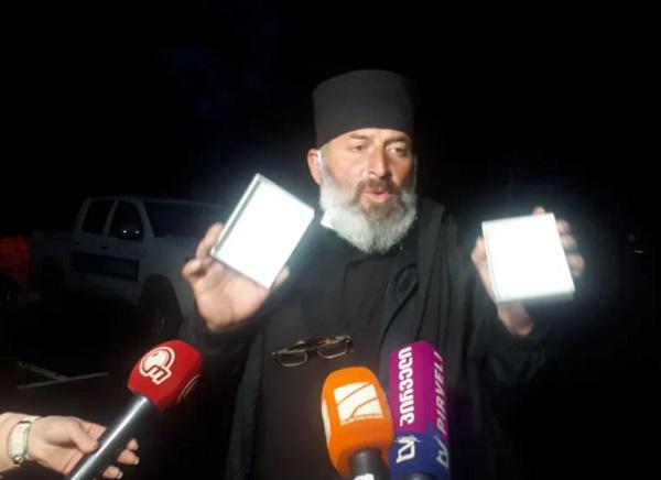 განკვეთილი სასულიერო პირი, მამა ანანია აცხადებს, რომ ძვირფასეულობა დაეკარგა