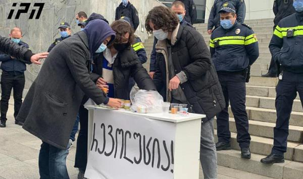 "დროას" წევრებმა იუსტიციის სამინისტროსთან, აქცია-პერფორმანსის ფარგლებში, საკვები დანამატები მიიტანეს
