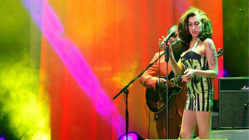 კაბა, რომელიც ემი უაინჰაუსს უკანასკნელ კონცერტზე ეცვა, აუქციონზე 243 000$-ად გაიყიდა - რას მოხმარდება აუქციონზე შეგროვილი თანხა?