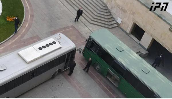 პარლამენტის ეზოში რამდენიმე ავტობუსით საპოლიციო ძალები შეიყვანეს