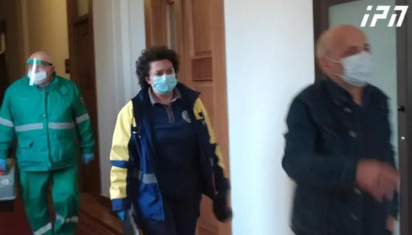 ელენე ხოშტარიასთან, რომელიც მეექვსე დღეა პარლამენტში შიმშილობს, სასწრაფო მივიდა