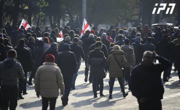 საპროტესტო აქციის მონაწილეები, რომელთაც ღამე მთავრობის ადმინისტრაციასთან გაათენეს, იუსტიციის სამინისტროსკენ მსვლელობით მიდიან