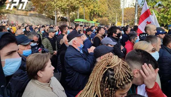 ხმაური იუსტიციის სამინისტროსთან და საუბარი ვაჟა სირაძესა და ხატია დეკანოიძეს შორის - რა ხდება ამ წუთებში ადგილზე