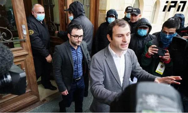 "ვერ ვხედავ აზრს გაგრძელების, დაგემშვიდობებით... " - რატომ დატოვეს სააკაშვილის ადვოკატებმა სასამართლო დარბაზი