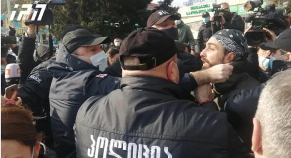 აქციის მონაწილეების თქმით, სამართალდამცავებმა ჯანდაცვის სამინისტროსთან ორი პირი დააკავეს - ხმაური გრძელდება