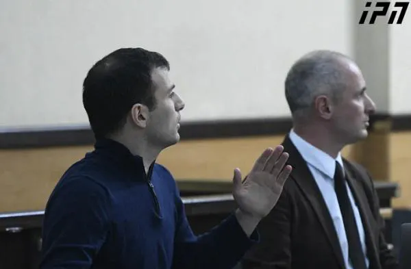 "დაქოქილი თოჯინასავით ლაპარაკია, თუ სურვილი აქვს ჩავრთოთო... მორალს ნუ კითხულობთ!" - ხმაური მიხეილ სააკაშვილის სასამართლო პროცესზე