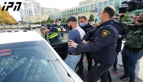 სულ რამდენი პირია დაკავებული თბილისში, სხვადასხვა ადმინისტრაციულ შენობასთან მიმდინარე საპროტესტო აქციებზე - რას აცხადებს შსს