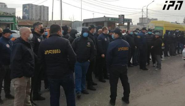 სამართალდამცავებმა ჯანდაცვის სამინისტროს წინ ე.წ. ცოცხალი ჯაჭვი გააკეთეს - პროტესტანტებსა და პოლიციას შორის დაპირისპირება გრძელდება