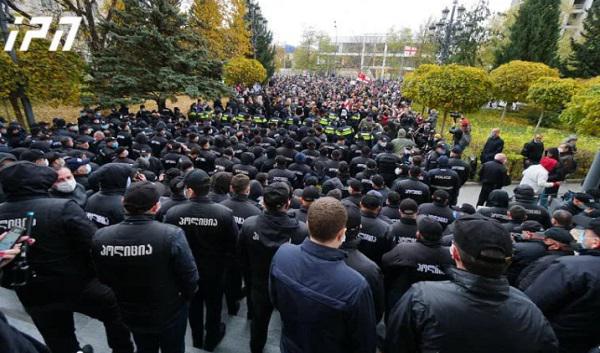 საქალაქო სასამართლოსთან, სააკაშვილის პროცესის პარალელურად, აქცია მიმდინარეობს - რა ვითარებაა ადგილზე