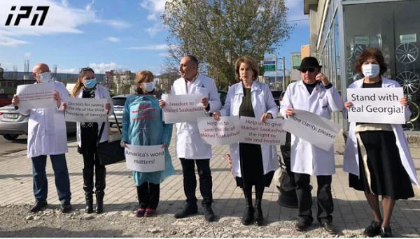 სამედიცინო სფეროს წარმომადგენლებმა მიხეილ სააკაშვილის მრავალპროფილურ კლინიკაში გადაყვანის მოთხოვნით, ამერიკის საელჩოსთან აქცია გამართეს