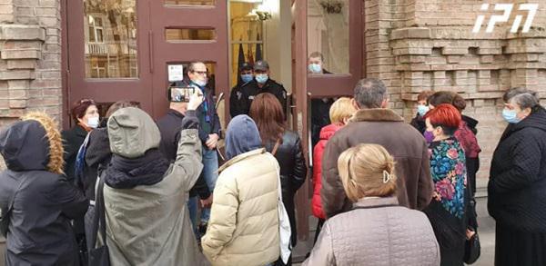 პედაგოგების პროტესტი განათლების სამინისტროსთან - რას ითხოვენ აქციაზე შეკრებილები