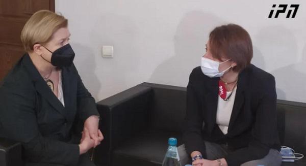 ევროპარლამენტარმა ანა ფოტიგამ საქართველოს პარლამენტში ელენე ხოშტარია მოინახულა