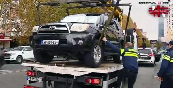 ზურაბ ჯაფარიძეს, რომელმაც სუს-ის შესასვლელი ავტომანქანით გადაკეტა, ტერიტორია ევაკუატორის გამოყენებით დაატოვებინეს