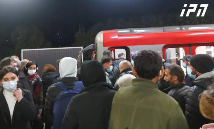 მეტროსადგურ "დიდუბის" ლიანდაგში ადამიანი ჩავარდა, რის გამოც ხაზზე მოძრაობა შეჩერდა