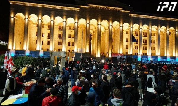 "ვითხოვთ ვადამდელ, სრულად პროპორციულ არჩევნებს" - პარლამენტთან მოძრაობა ,,სირცხვილიას” მიერ ორგანიზებული საპროტესტო აქცია მიმდინარეობს