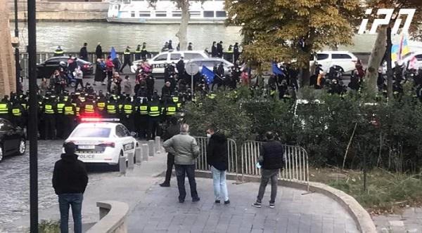 პოლიციამ “ქართული ოცნების” ოფისთან მარჯვენა სანაპიროს მხრიდან მისასვლელი გზა გადაკეტა