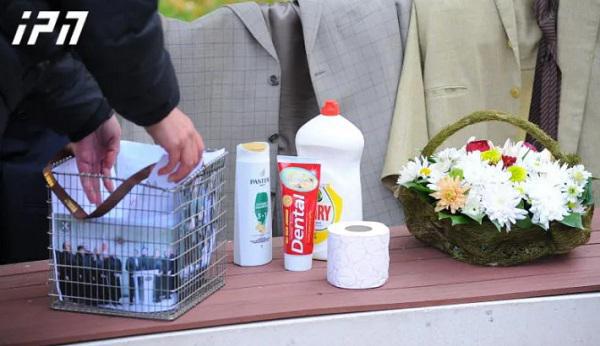 "ვაპროტესტებ იმას, რის გამოც ჩემს პრეზიდენტს ასამართლებენ" - ე.წ. კორტების სპეცოპერაციის საქმეზე მსჯავრდებულის დის აქცია-პერფომანსი საქალაქო სასამართლოსთან