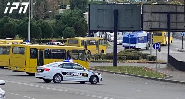 ბარათაშვილის ხიდის მიმდებარედ ავტობუსებით სპეცრაზმი და წყლის ჭავლის მანქანებია მობილიზებული