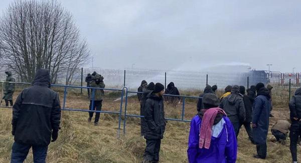 "პოლონეთის პოლიციამ პოლონეთი-ბელარუსის საზღვარზე მიგრანტების წინააღმდეგ ცრემლსადენი გაზი და წყლის ჭავლი გამოიყენა" - რას წერს BBC