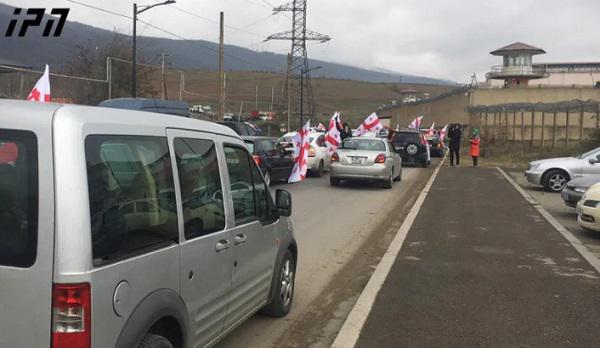 გლდანის ციხის სამკურნალო დაწესებულებასთან "ნაციონალური მოძრაობის” მხარდამჭერები ავტოკოლონით მივიდნენ