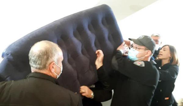 ზუგდიდის საკრებულოს წევრებმა, რომლებიც პროტესტის ნიშნად შიმშილობენ, საკრებულოს შენობაში ლეიბები გაშალეს