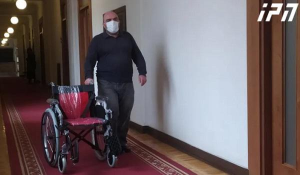 პარლამენტში ელენე ხოშტარიასთვის ეტლი მიიტანეს, მოშიმშილე დეპუტატს დამოუკიდებლად გადაადგილება უჭირს