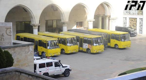 პარლამენტის ეზოში რამდენიმე ავტობუსით სამართალდამცავები შეიყვანეს