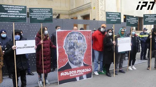 "რუსული ოცნება" - მოძრაობა „სირცხვილია“ პარლამენტთან აქცია-პერფორმანსს მართავს