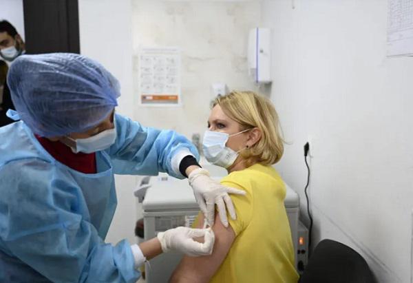 ნათია თურნავა ვაქცინის ბუსტერ-დოზით საწარმო "რუსთავის აზოტის“ თანამშრომლებთან ერთად აიცრა