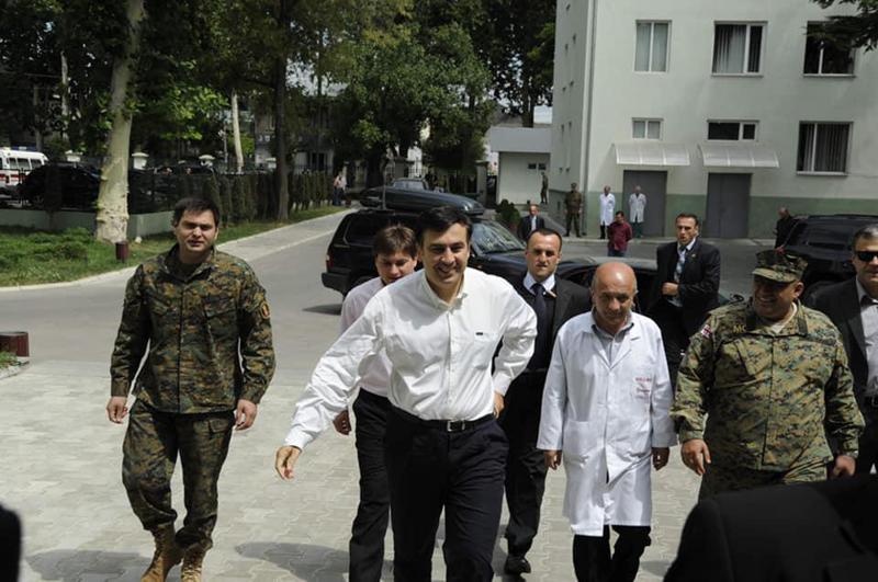 "ომამდე ერთი დღით ადრე" - მიხეილ სააკაშვილის "ფეისბუქზე" გორის სამხედრო ჰოსპიტალში, 2008 წელს გადაღებული ფოტოები ვრცელდება