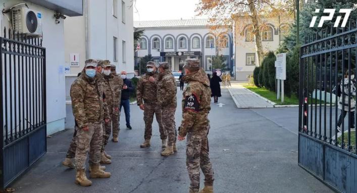 "წუხელ დამატებით კამერების მონტაჟი მიმდინარეობდა" - რა ვითარებაა გორის სამხედრო ჰოსპიტალთან?
