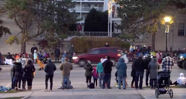 აშშ-ში ავტომობილი საშობაო ღონისძიებაზე შეკრებილ მოქალაქეებში შეიჭრა, არიან დაღუპულები და დაშავებულები