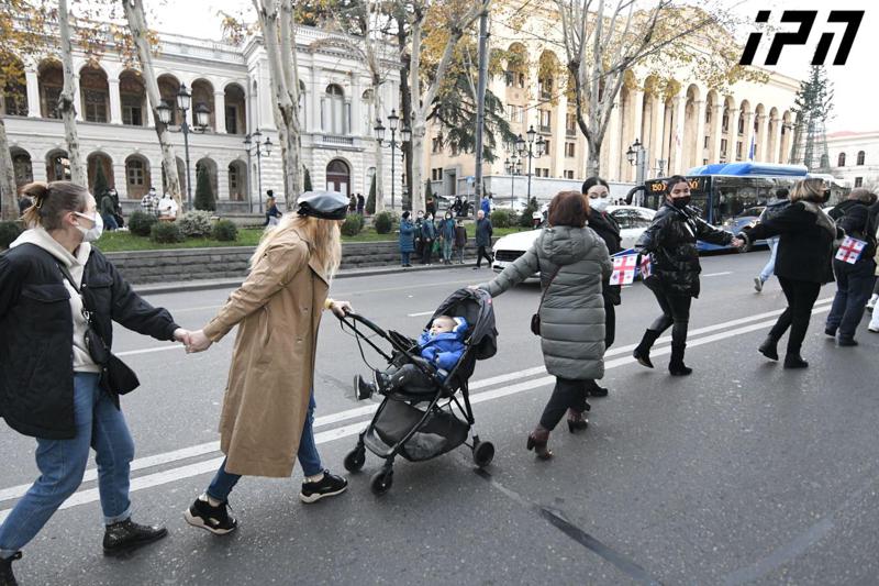 ცოცხალი ჯაჭვი თავისუფლების მოედნიდან რესპუბლიკის მოედნამდე - ფოტოკოლაჟი ქვეყნის მთავარი გამზირიდან