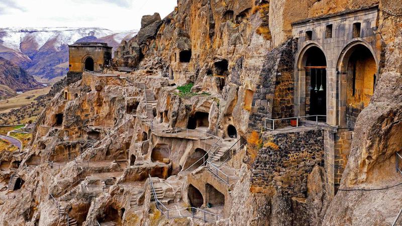 ვარძია, ღვინის კულტურა, ადგილი, სადაც საუკუნეების წინ ყურძენს წურავდნენ და ვენახის უძველესი ტერასები - რას უყვება BBC-ი მსოფლიოს საქართველოზე