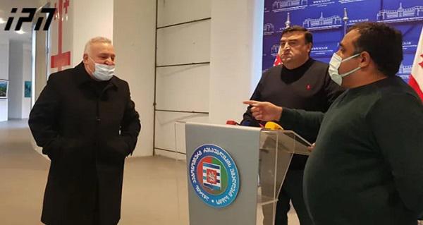 ფიზიკური დაპირისპირება ბათუმის საკრებულოში - „ნაციონალური მოძრაობის“ წევრები მოითხოვენ, რაულ თავართქილაძემ საკრებულოს შენობა დატოვოს, რადგან ის კოვიდინფიცირებულია