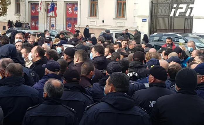 ფიზიკური დაპირისპირება ბათუმის საკრებულოსთან - რა ხდება ამ წუთებში ადგილზე, სადაც აქციის მიმდინარეობისას ორი პირი დააკავეს