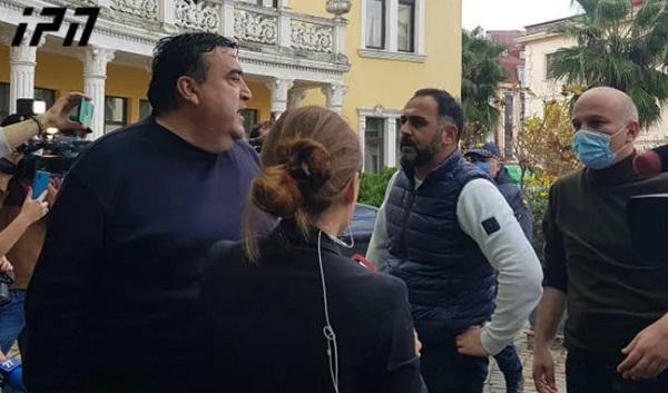 მირდატ ქამადაძე ბათუმის ​საკრებულოს შენობიდან სამართალდამცავებმა ძალის გამოყენებით გაიყვანეს
