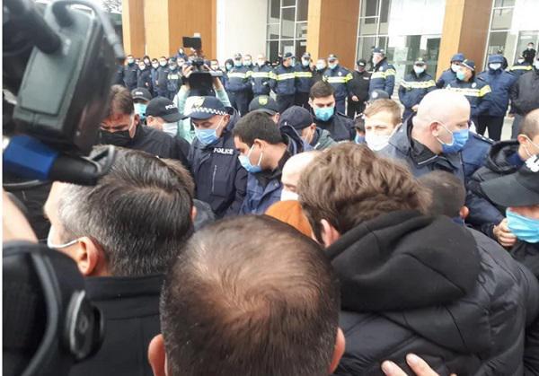 ხმაური ზუგდიდის სამხარეო ადმინისტრაციის შენობასთან - რა ხდება ამ წუთებში ადგილზე, სადაც პოლიციამ 2 პირი დააკავა