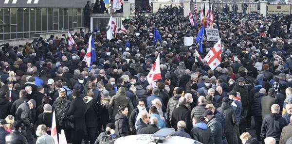 ე.წ. წიწაკის სპრეი და ბოთლები - რას მოჰყვა დაპირისპირება თბილისის საქალაქო სასამართლოსთან? (ვიდეო)
