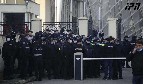 რა ხდება საქალაქო სასამართლოსთან, სადაც სააკაშვილის სასამართლო პროცესი იწყება