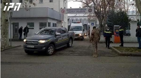 ესკორტი, რომელიც გორის სამხედრო ჰოსპიტლიდან გამოვიდა, თბილისის საქალაქო სასამართლოსთან მივიდა - პენიტენციური სამსახურის მაქანაში იმყოფება სააკაშვილი თუ არა, ჯერ უცნობია